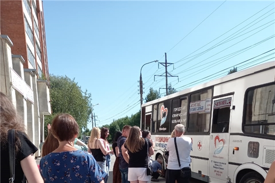 Информирование населения о возможности пройти вакцинацию в мобильном пункте. Чебоксары, ул. Пролетарская. 12.07.2021 г.
