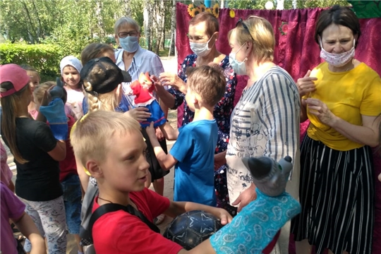 Представление кукольного театра для детей, посещающих оздоровительный лагерь (фоторепортаж)