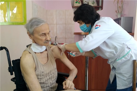 В КЦСОН г. Чебоксары - очередной этап вакцинации от новой коронавирусной инфекции (фото)