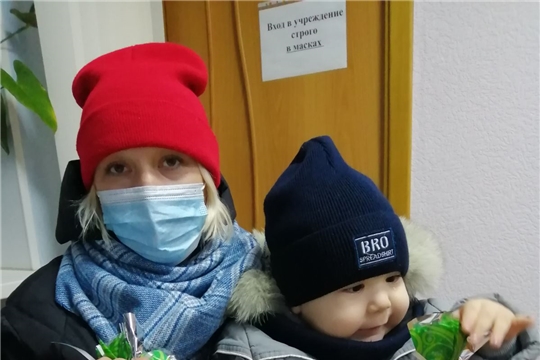 В Чебоксарах мамы в декрете получили новогодние подарки для детей