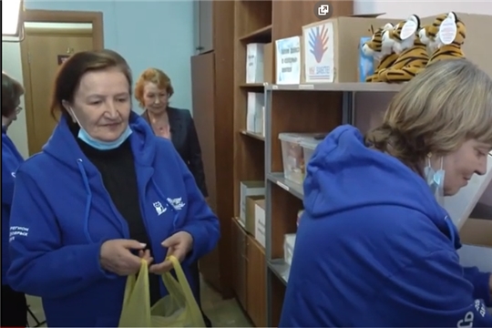 В Чебоксарах "серебряные" волонтёры продолжают сбор гуманитарной помощи жителям Донбасса (сюжет НТРК Чувашии на чувашском языке)