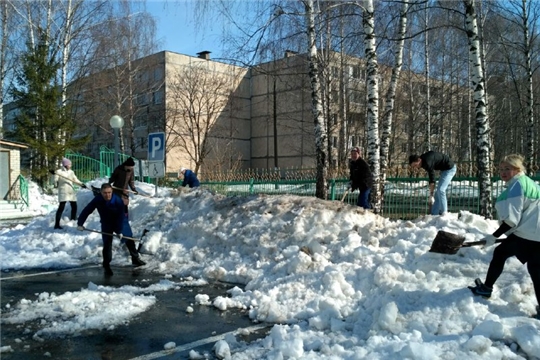В Чебоксарском центре соцобслуживания вышли на весенний субботник