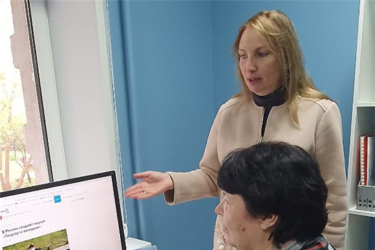 В Чебоксарах получатели соцуслуг изучают новый российский интернет-портал «Объясняем.РФ»