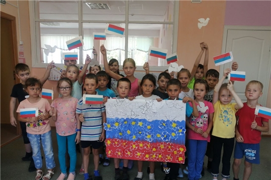 Творческая работа в честь Дня государственного флага прошла в столичном Комплексном центре