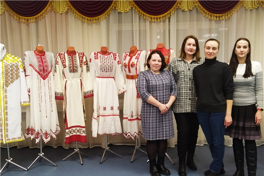 Получатели соцуслуг посетили выставку «Краски весны»
