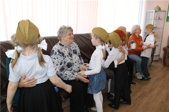 Детей войны поздравляют дошкольники