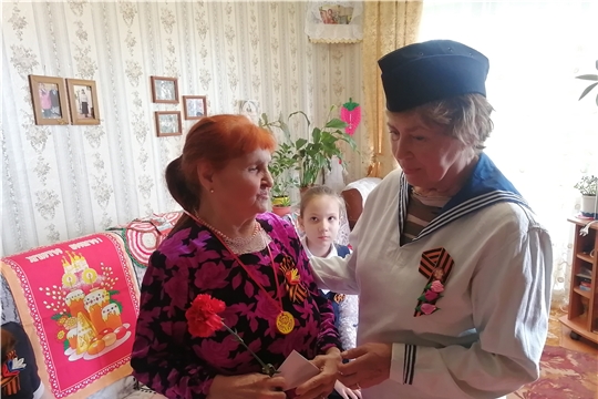Детская агитбригада "Журавли" и хор "Калинушка" поздравляют ветеранов
