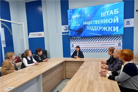 Серебряным волонтерам вручены партийные значки, приуроченные к Году семьи