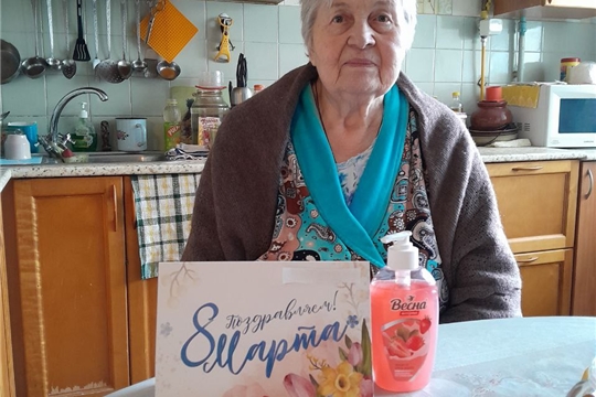 В Чебоксарах пенсионеры получают поздравления от своих социальных работников