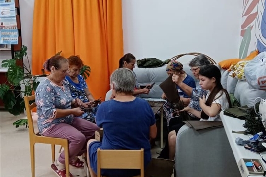 Серебряные волонтеры передают опыт плетения сетей молодому поколению.