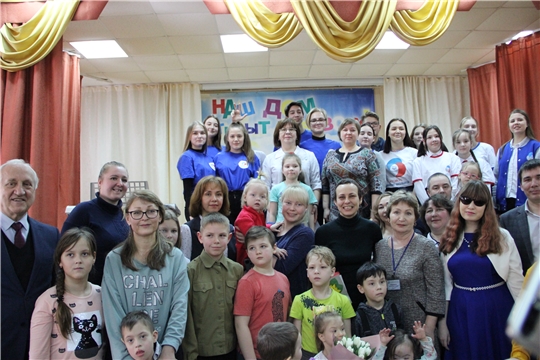 Реабилитационный центр посетила певица Юлия Чичерина