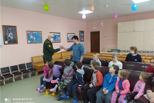 У детей отделения социальной помощи семье и детям в гостях  Военный комиссар города Канаш, Канашского и Янтиковского районов Чувашской Республики  Барышов Юрий Витальевич