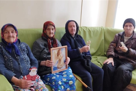 Волонтеры и опекаемые дети поздравили с Новым годом и Рождеством одиноко проживающих граждан в рамках  акции «Согревая сердца»