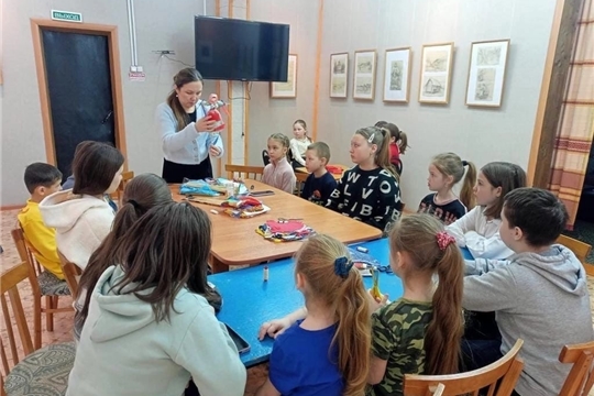 Отделение помощи семье и детям БУ "Комсомольский ЦСОН" в народном музее "Земля и люди" организовало мастер- класс по изготовлению куклы-Масленицы