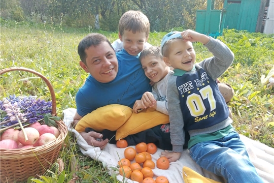 Дети  поздравляют своих пап с Днём отца