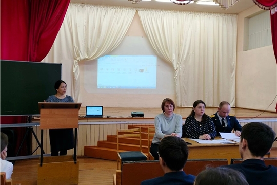 Заведующая отделением помощи семье и детям приняла участие в беседе с детьми по профилактике деструктивного поведения