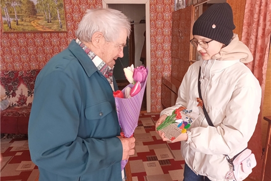 Волонтеры поздравили ветеранов с Днём Победы