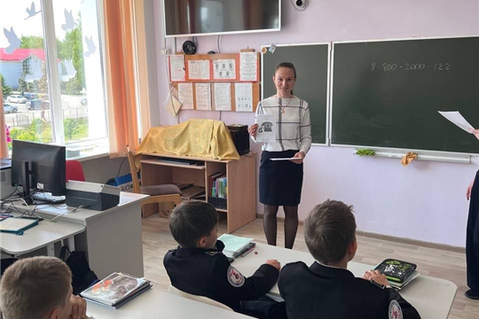 В рамках Международного дня детского телефона доверия волонтеры Комсомольского центра соцобслуживания провели  беседы в классах на тему: «Детский телефон доверия – мой друг и помощник»