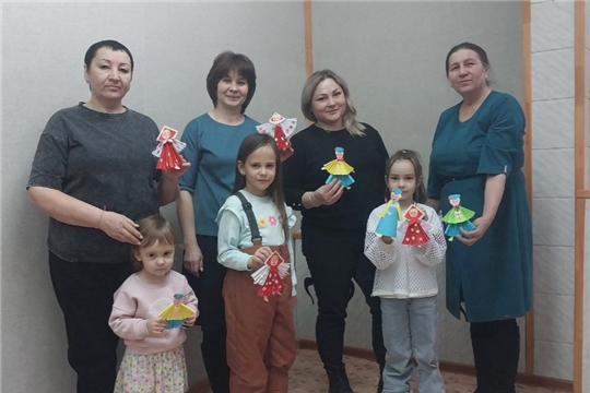 В Комсомольском округе пошел мастер-класс «Кукла Масленица» с детьми участников СВО