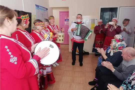 «Серебряные» волонтеры поздравили получателей социальных услуг с 8 Марта