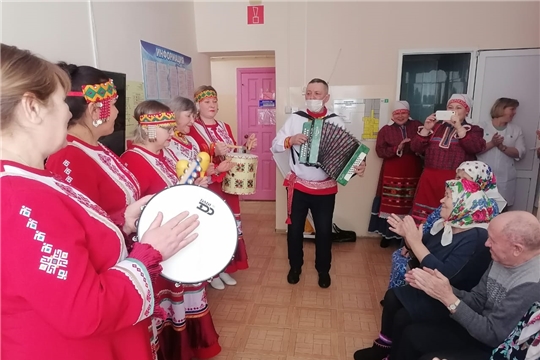 «Серебряные» волонтеры поздравили получателей социальных услуг с 8 Марта