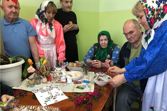 Получатели социальных услуг поделились секретами оформления яиц к Пасхе