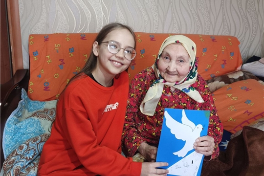 Юные волонтеры Комсомольского центра соцобслуживания поздравили пожилых граждан на дому с 80- летием Победы