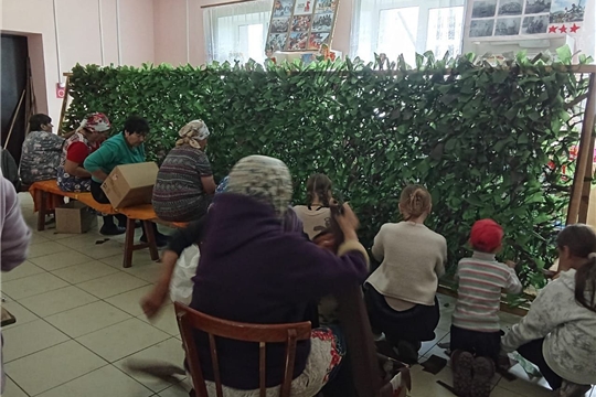 Жители Комсомольского округа продолжают поддерживать своих солдат, изготавливая маскировочные сети