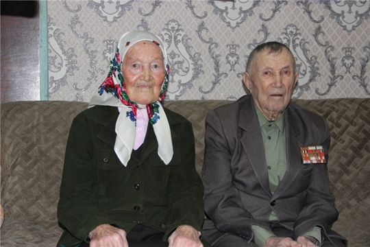 Алена Елизарова вручила юбилейные медали к 80-летию Великой Победы