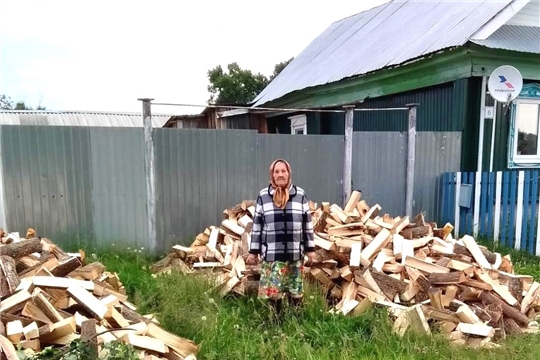 Надежду на тепло и безмятежную зиму зажгли в сердцах одиноких пожилых сотрудники Красночетайского центра социального обслуживания.