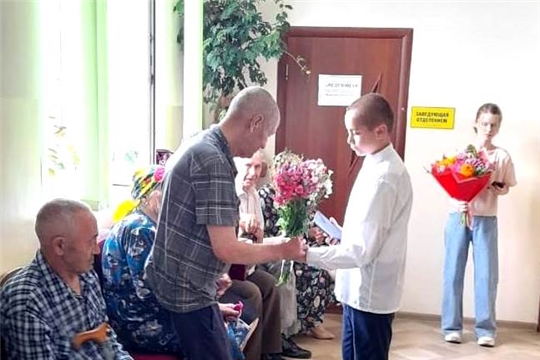 Праздник тепла и красок, сотканный в рамках проекта "Яркое лето Чувашии", согрел сердца пожилых людей.