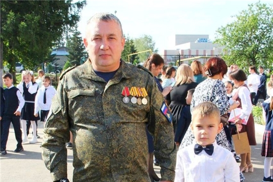 Он видит в сыне себя, надежду на светлое будущее и веру в силу знаний
