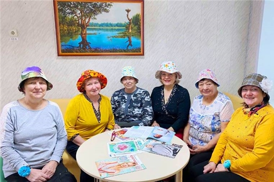 Для посетителей центра соцобслуживания прошел мастер-класс «Все дело в шляпе!»