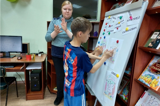 В первой половине дня воспитанники оздоровительного лагеря посетили библиотеку им. Полоруссова-Шелеби, где приняли участие в мероприятии "В волшебной Пушкинской стране"