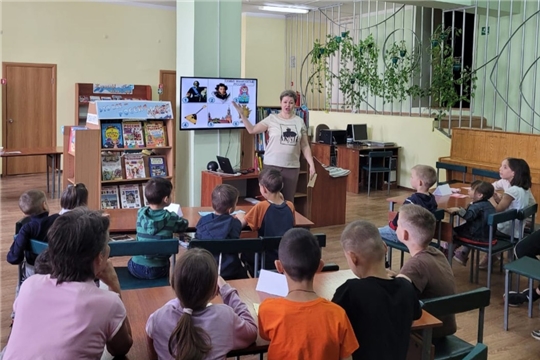 Ребята оздоровительного лагеря посетили библиотеку им С.Я. Маршака, где с ними была проведена квиз-викторина, приуроченная ко дню России