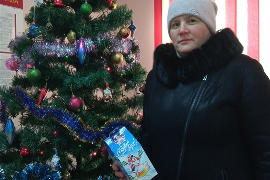 Вручаем новогодние подарки детям