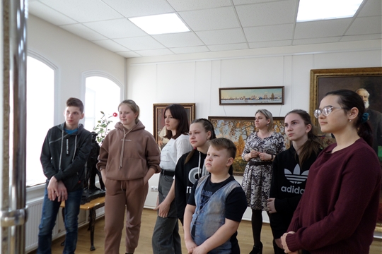 Экскурсия детей в Порецкую картинную галерею
