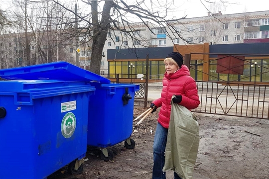 «Сурские эковолонтеры» Шумерлинского КЦСОН приступили к наведению порядка в любимом городском парке
