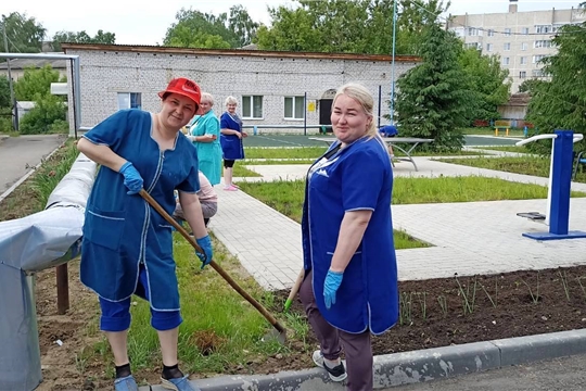 Сотрудники Шумерлинского КЦСОН активно поработали на территории учреждения