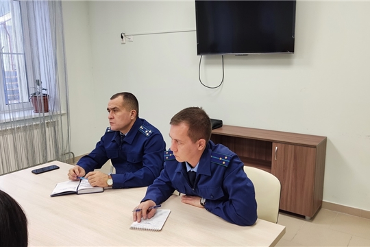 В Международный день инвалидов в Ядринском комплексном центре социального обслуживания населения состоялся круглый стол с участием представителей прокуратуры Ядринского района.