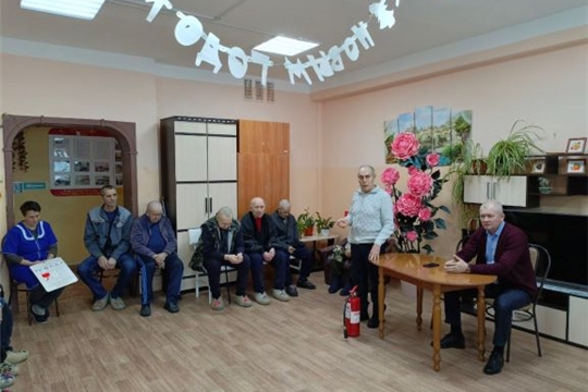 В целях обеспечения пожарной безопасности в период предстоящих новогодних и рождественских  праздников  в ОСО д. Кильдюшево проведен инструктаж для сотрудников и получателей социальных услуг