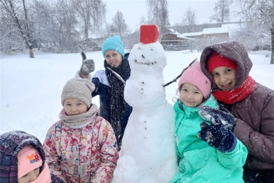 Мы зимой не скучаем, дружно весело играем!!!