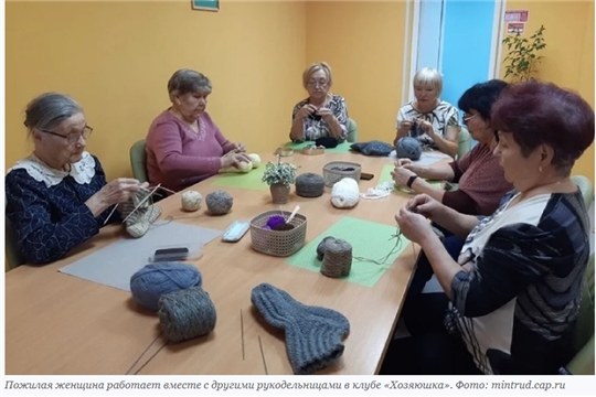 «Ждем, чтобы они вернулись домой здоровыми»: В Чебоксарах 91-летняя пенсионерка вяжет носки для солдат СВО