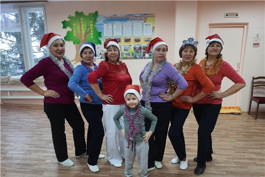 Члены клуба «Любители танцев» поставили танец «Бубенцы»