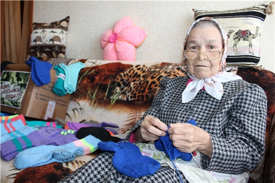 86-летняя пенсионерка из Чебоксар вяжет носки и варежки для участников СВО