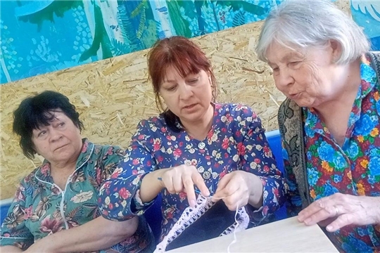 Переселенцы из ДНР осваивают мастерство плетения корзин в Чебоксарах