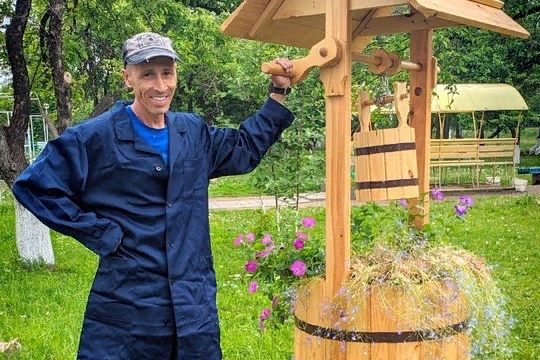 Глухонемой мастер в Ибресинском интернате создает садовый декор