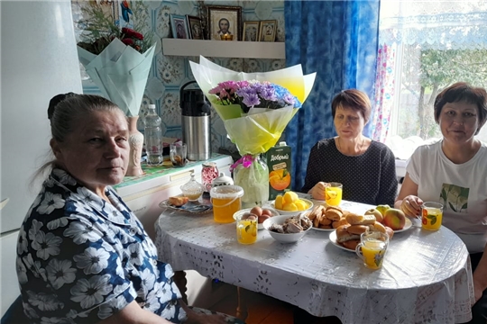 У социальных работников есть добрая традиция - поздравлять именинников