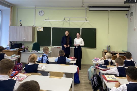 Волонтеры молодежного движения рассказали детям, как стать заметнее на дороге в темное время суток
