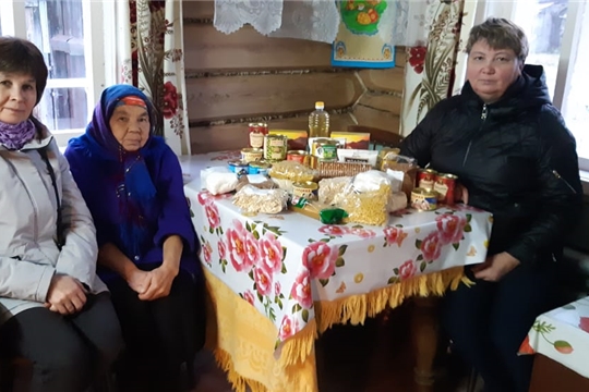 Работники Комсомольского центра соцобслуживания активно доставляют продуктовые наборы пожилым гражданам